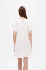 Vestido corto de viscosa color blanco, con cuello en V profundo y mangas cortas con volados. Diseño holgado.