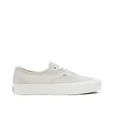 Championes Vans Authentic VR3 unisex, color gris claro, confeccionados con lona de algodón orgánico. Cuentan con plantilla de espuma VR3Cush™ de base biológica y suela exterior VR3Waffle™ de caucho natural de origen responsable.