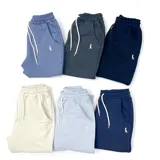 Pantalón de jogging azul jean con puños ajustados en los tobillos y logo bordado en blanco.