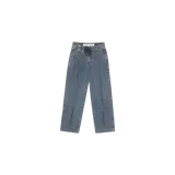 Pantalón de jean estilo work pants de corte recto y tiro medio, en color azul lavado. Cuenta con bolsillos laterales, trabillas para cinturón y un diseño cruzado en la pretina con hebillas metálicas ajustables.