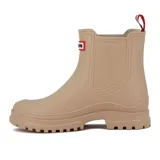 Bota de lluvia corta color beige, con suela track dentada y tirador trasero con detalle de cinta tricolor. Presenta un parche decorativo con la inscripción 'IRAIN' en el lateral.