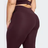 Pantalón deportivo Fabletics acampanado color negro, confeccionado en tejido ultrasuave y transpirable, con cinturilla cruzada.