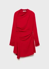 Vestido corto color rojo óxido, de un solo hombro, con falda asimétrica con volados y drapeado en la cintura.