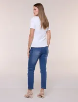 Remera blanca entallada de punto acanalado, con escote en V estilo henley, bolsillos frontales en el pecho y detalles de tela denim en contraste en la pechera, cuello y solapas de los bolsillos.