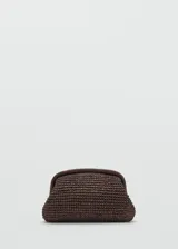 Bolso tipo clutch de mano confeccionado en tejido texturizado efecto rafia, color marrón, con estructura rígida y cierre superior de broche.