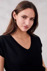 Remera de algodón flamé color blanco, con escote en V y mangas cortas. Presenta un diseño de calce al cuerpo con la textura irregular característica del tejido.