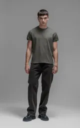 Remera de calce slim fit, confeccionada en jersey de algodón, con cuello redondo y mangas cortas con terminación en rib.