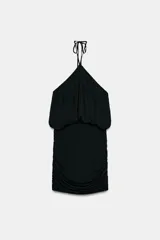 Vestido corto negro con cuello halter ajustable mediante lazada, cintura elástica y falda con drapeado lateral.
