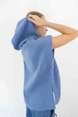 Chaleco jogging azul con capucha y sisas amplias.