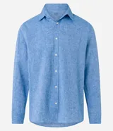 Camisa comfort masculina de lino y algodón color celeste, con cuello inglés, manga larga y abotonado delantero.