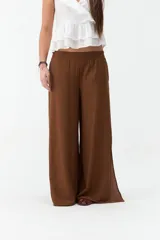 Pantalón negro de corte ancho y fluido, confeccionado en tejido ligero y cómodo, con cintura alta y diseño recto.