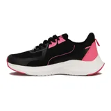 Championes Avia modelo Ron para mujer, de color negro con detalles en fucsia y suela blanca con base fucsia. Confeccionados en malla respirable con refuerzos sintéticos y cordones negros.