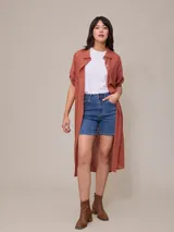 Short de jean elastizado en color azul claro, de tiro alto con cierre y botón metálico, diseño clásico de cinco bolsillos con costuras a contratono.