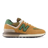 Championes New Balance 574 unisex color marrón con detalles en verde y blanco.