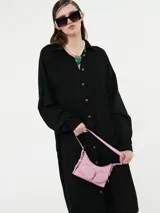 Vestido camisero negro de lino con botones delanteros y bolsillos ocultos.