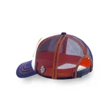 Gorra tipo trucker con frente blanco, visera azul marino con costuras decorativas naranjas y paneles laterales de malla azul. Presenta un parche frontal bordado con la imagen de Goku en su transformación Super Saiyajin 3.