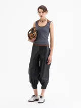 Musculosa de algodón pima, con cuello redondo y ajuste al cuerpo.