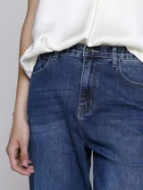 Pantalón de jean clásico de tiro alto, corte recto y pierna ancha.