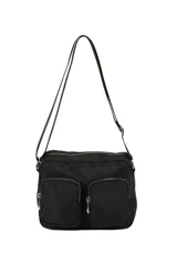 Bandolera de nylon color negro con correa larga regulable, compartimento principal con cierre y dos bolsillos frontales con cierre.