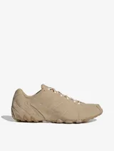 Zapatillas Adidas Ghost Sprint W, color beige, confeccionadas con exterior de gamuza moldeada y suela de caucho de perfil bajo.