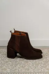 Botas cortas de cuero marrón con elástico lateral y tacón ancho.