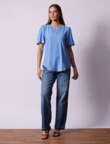 Blusa blanca de tejido piqué, marca Ruby Rd. Cuello a la base y escote en V. Manga corta amplia.