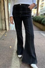 Jean oxford de tiro medio en color negro, con costuras a la vista y corte acampanado en la parte inferior.