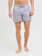 Short de baño de tiro medio en color lila, con cintura elástica y cordón ajustable. Presenta un diseño minimalista con el logo de la marca estampado en la parte inferior derecha.