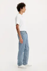 Jean Levi's 505 Regular Fit, color celeste claro, de pierna recta y tiro alto. Confeccionado en denim 100% algodón sin elasticidad, cuenta con cierre de cremallera y diseño de cinco bolsillos.