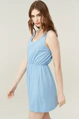 Vestido corto de algodón color salmón, sin mangas, con cuello redondo y cintura elastizada.