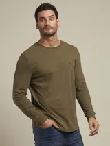 Remera de manga larga color verde militar, con cuello redondo y logo bordado de un pájaro en el pecho.