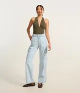 Pantalón de jean color celeste claro, de corte recto y cintura alta. Presenta bolsillos cargo laterales, trabillas para cinturón y cierre frontal con botón y cremallera.