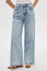 Pantalón jean de corte ancho y tiro alto, con lavado claro y cintura elástica posterior. Presenta bolsillos clásicos y presillas para cinturón.