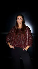 Blusa de diseño con ondas y lurex, escote bote y mangas 3/4.