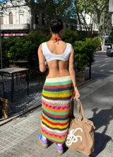 Pollera midi tejida a crochet con diseño a rayas horizontales de colores.