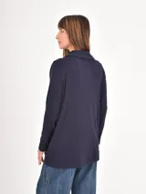 Saco de tejido de punto con diseño estampado animal print en tonos negro y gris, de corte abierto y manga larga.