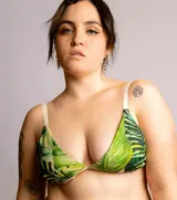 Sostén triangular color crudo, con breteles finos regulables y espalda con cierre de gancho.