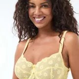 Sujetador balconette amarillo con encaje floral y breteles regulables.