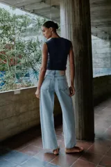 Jeans de tiro alto con cinco bolsillos y diseño de costuras verticales en el frente. Cierre frontal con cremallera y botón.