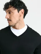 Sweater de punto color ladrillo con cuello en V y mangas largas.