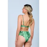 Conjunto de bikini con estampado de piel de serpiente en tonos verdes y negros. La parte superior es de estilo triángulo con breteles finos, y la parte inferior es de tiro alto con corte tipo tanga.