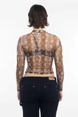 Remera de lycra traslúcida con cuello alto y mangas largas, con estampado de piel de serpiente en tonos marrones.