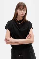Top negro de viscosa con cuello buche y mangas cortas, de corte holgado.