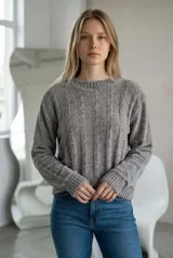 Sweater de punto con textura de chenille, diseño de ochos verticales, cuello redondo y terminaciones en rib acanalado en puños y ruedo.