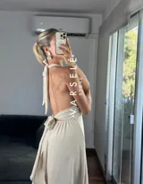 Vestido corto rojo con escote halter, espalda descubierta y falda acampanada.