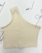 Top de morley color crudo con diseño asimétrico de un solo hombro.