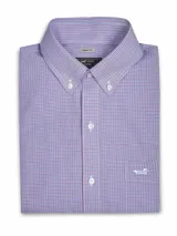 Camisa de manga larga RKF de corte regular fit, con estampado de cuadros menudos en tonos rojos y azules. Cuenta con cuello abotonado, bolsillo en el pecho con el logo bordado de la marca y botones frontales blancos.
