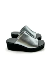 Sandalia de cuero vacuno color azul con plataforma baja de punta cuadrada y una sola faja dividida al medio con detalle de costura.