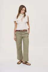 Pantalón verde militar de tiro medio y calce wide leg, con bolsillos laterales y cierre frontal con botón.