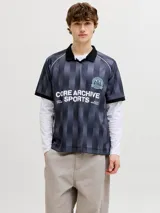 Camiseta tipo polo de manga corta con diseño de rayas verticales en tonos gris y negro. Presenta cuello polo negro, escudo deportivo en el pecho y estampa frontal con texto en color blanco. Confeccionada en tejido técnico de poliéster con corte holgado.